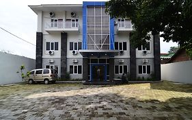 RedDoorz near Museum Keraton Surakarta