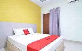 RedDoorz near Museum Keraton Surakarta